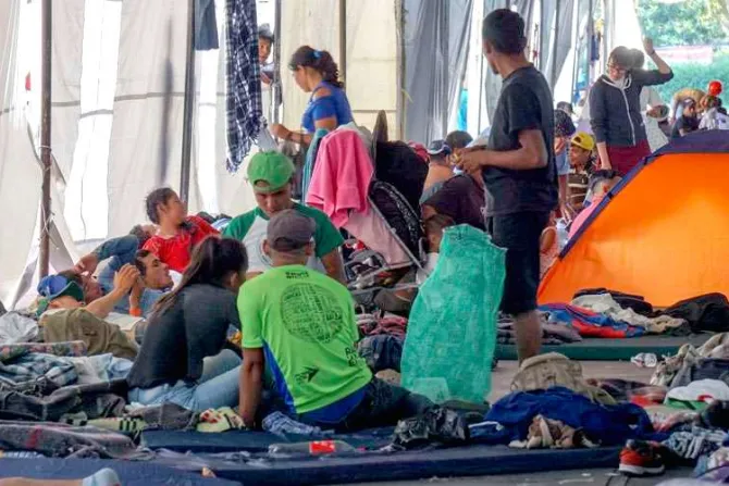 Piden ayudar a migrantes que viven en carpas en frontera de Estados Unidos y México