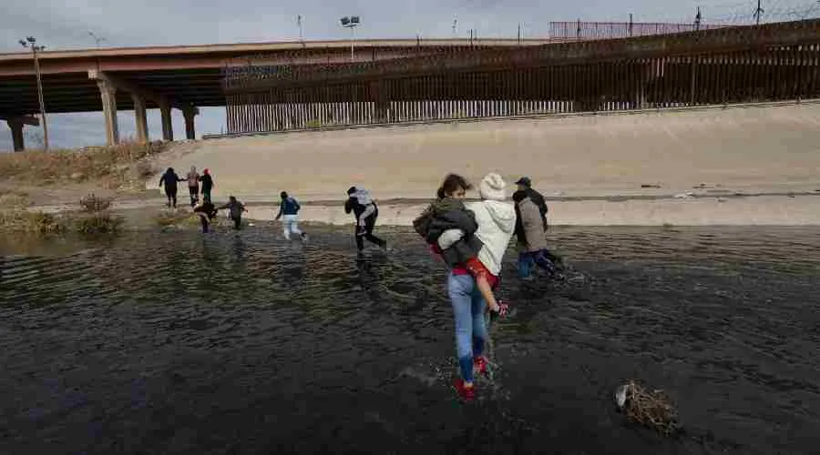 Un grupo de migrantes de Sudamérica cruza la frontera de Río Bravo entre México y Estados Unidos para pedir asilo. Crédito: David Peinado Romero / Shutterstock.com?w=200&h=150