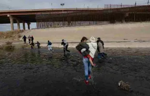 Un grupo de migrantes de Sudamérica cruza la frontera de Río Bravo entre México y Estados Unidos para pedir asilo. Crédito: David Peinado Romero / Shutterstock.com 