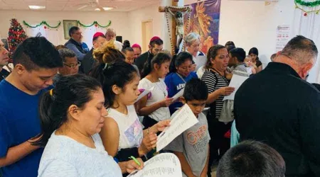 Migrantes celebran posada navideña junto a obispos en frontera de México y Estados Unidos
