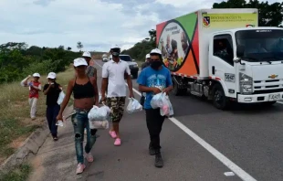 Diu00f3cesis de Cu00facuta atiende a migrantes venezolanos en la carretera en octubre de 2020. Cru00e9dito: Diu00f3cesis de Cu00facuta 