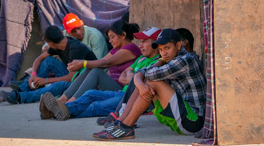 Migrantes se refugian temporalmente en un estadio de la Ciudad de México camino a la frontera con Estados Unidos, 8 de noviembre de 2018. Crédito: ACI Prensa?w=200&h=150