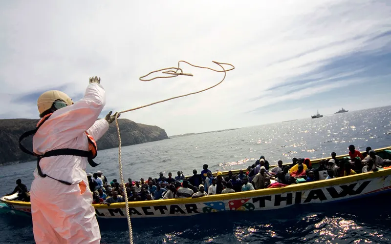 Inmigrantes africanos en el mar camino a Europa en una barcaza (Foto UNHCR (CC BY-NC 2.0))?w=200&h=150