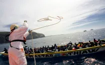 Inmigrantes africanos en el mar camino a Europa en una barcaza (Foto UNHCR (CC BY-NC 2.0))