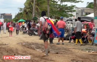 Migrantes esperando cruzar el golfo de Urabu00e1 para iniciar la ruta por el Dariu00e9n. Cru00e9dito: EWTN Noticias (captura de video) 