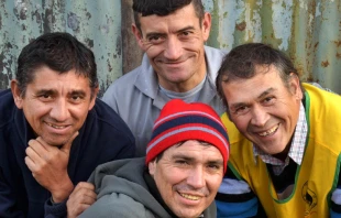 Miguel u00c1ngel Valdivia (a la derecha) y amigos / Cru00e9dito: Periu00f3dico Encuentro - Arzobispado de Santiago de Chile 