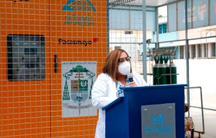 Dra. Milagritos Su00e1nchez en la bendiciu00f3n de las plantas de oxu00edgeno. Cru00e9dito: Arzobispado de Piura 