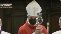 Mons. Domenico Battaglia muestra milagro de la Sangre de San Genaro. Foto: Captura video