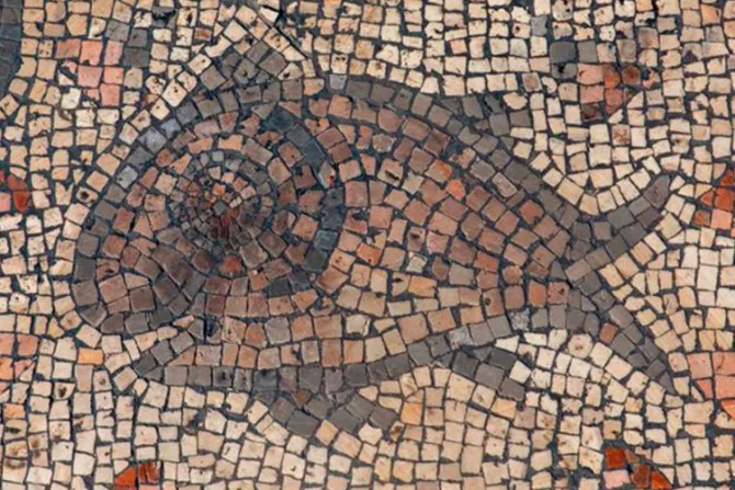 Hallan mosaico de hace 1500 años que representa milagro de los panes y peces de Jesús
