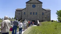 Miles de peregrinos afuera de la Abadía de Nuestra Señora de Éfeso en Gower, Missouri, para ver los restos de la Hermana Wilhelmina Lancaster. Crédito: Craig J. Campbell / EWTN News.