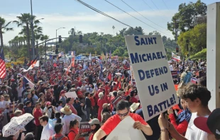 Miles rezan y protestan frente a estadio de los Dodgers . Cru00e9dito: Catholics for Catholics 
