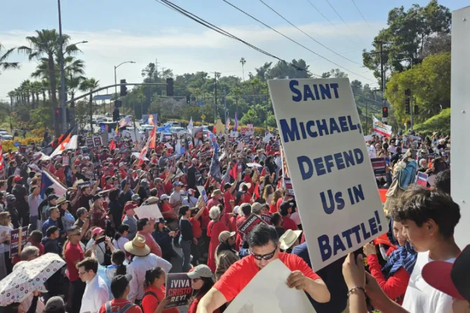 Miles rezan y protestan frente a estadio de los Dodgers por homenaje a grupo anticatólico