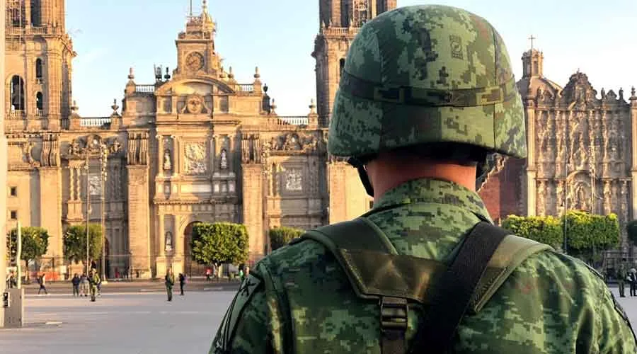 Imagen referencial / Militar en la Plaza de la Constitución de cara a la Catedral Metropolitana de México. Crédito: David Ramos / ACI Prensa.