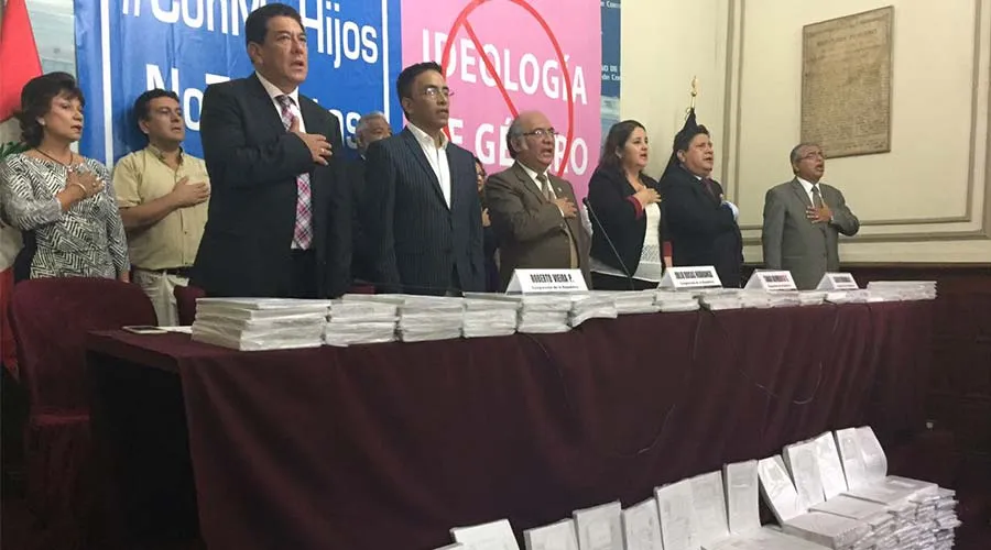 Parlamentarios y colectivo #ConMisHijosNoTeMetas presentan millón y medio de firmas en Congreso de Perú.?w=200&h=150