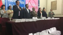 Parlamentarios y colectivo #ConMisHijosNoTeMetas presentan millón y medio de firmas en Congreso de Perú.