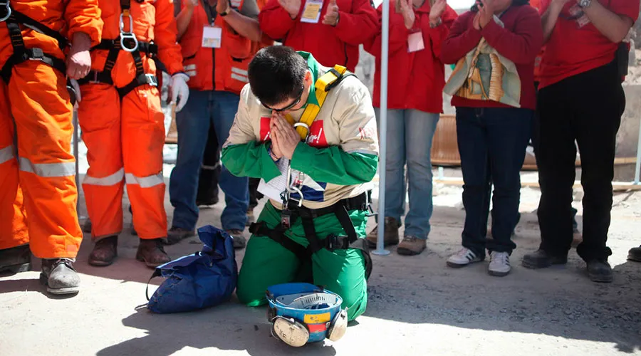 El minero Esteban Rojas se puso de rodillas y rezó tras ser rescatado. Foto: Flickr de Gobierno de Chile (CC BY 2.0)?w=200&h=150