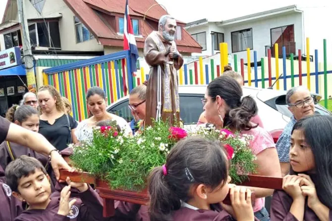 Niños celebran a San Pío de Pietrelcina con esta curiosa iniciativa [FOTOS]