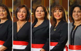 De izquierda a derecha: Silvia Pessah Eljay, Patricia Balbuena Palacios, Ana Maru00eda Mendieta, Liliana La Rosa Huertas y Fabiola Muu00f1oz Dodero / Cru00e9dito: Agencia Andina  