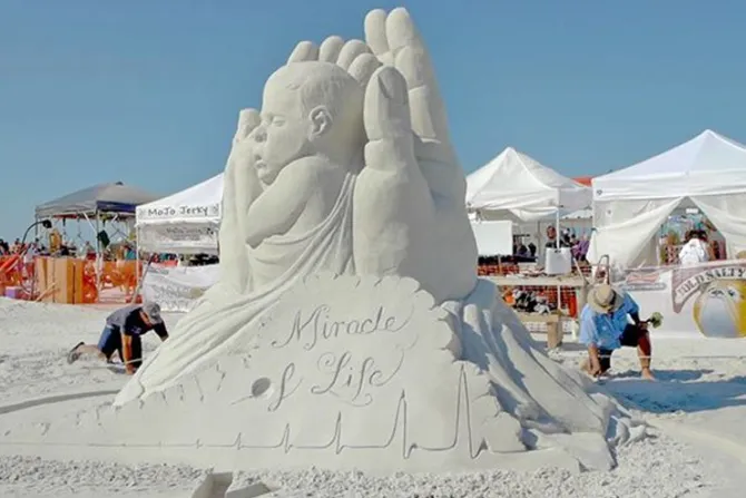 “El milagro de la vida” triunfa en concurso de esculturas de arena