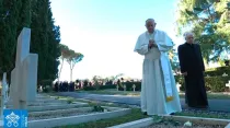 El Papa Francisco reza en el Cementerio Militar Francés de Roma. Foto: Vatican Media / Captura de pantalla