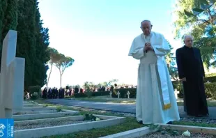 El Papa Francisco reza en el Cementerio Militar Francés de Roma. Foto: Vatican Media / Captura de pantalla 