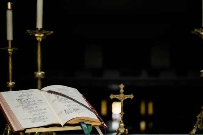 Arquidiócesis mexicana pide disculpas por polémico video de rapero disfrazado de sacerdote