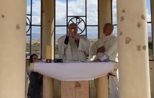El P. Francesco Patton celebra la Misa en la en la capilla de San Juan el Bautista, junto al ru00edo Jordu00e1n. Cru00e9dito: Centro Magdala.  