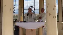 El P. Francesco Patton celebra la Misa en la en la capilla de San Juan el Bautista, junto al río Jordán. Crédito: Centro Magdala. 