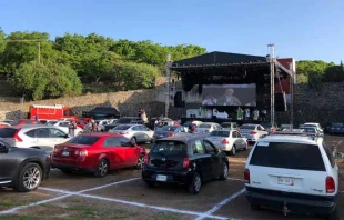 Mons. Ramu00f3n Castro Castro preside Misa en autocine el 19 de julio. Cru00e9dito: Twitter / @MonsRamonCastro. 