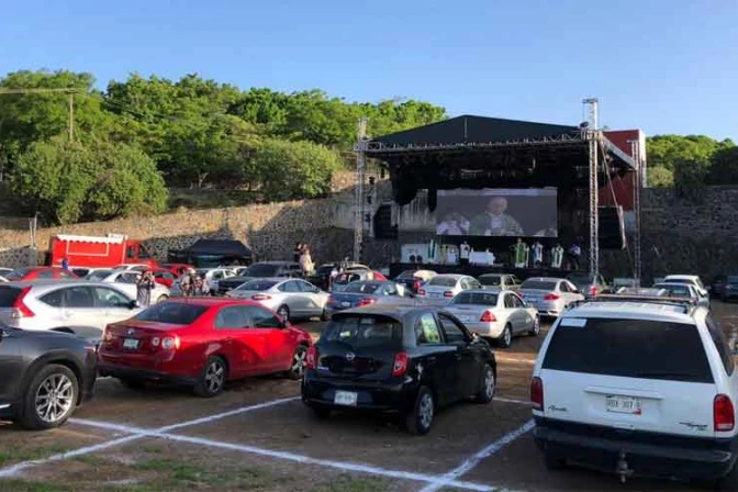 ¿Autoridades evitarán que Obispo celebre la Misa en autocine en México? Esta es la verdad