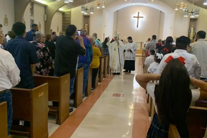 Escuela católica en Uvalde reinicia clases y acoge a niños sobrevivientes de masacre