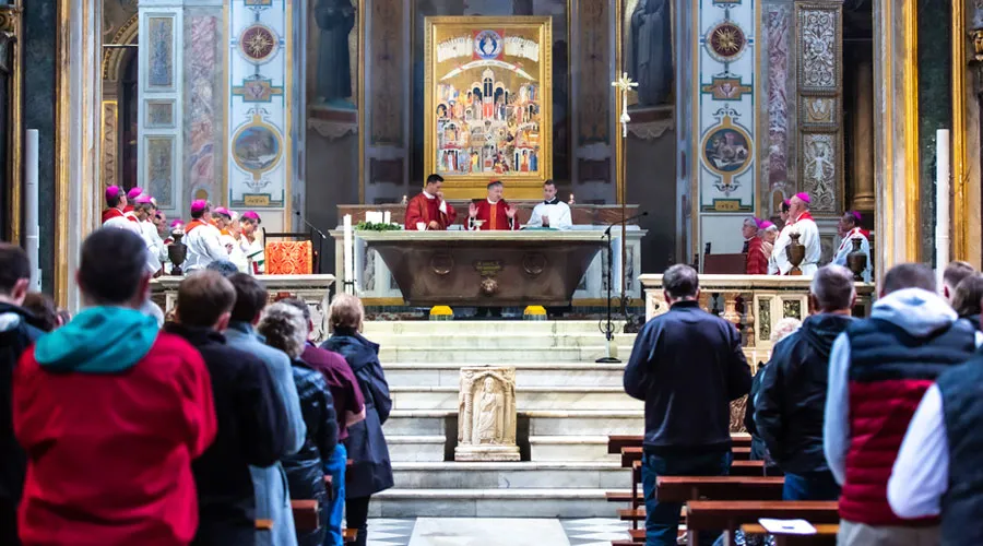 Misa celebrada en la basílica romana de San Bartolomé. Imagen de archivo. Foto: Daniel Ibáñez / ACI Prensa