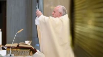 El Papa Francisco celebra la Misa en la Casa Santa Marta. Cru00e9dito: Vatican Media