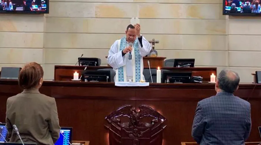 Por primera vez celebran Misa en el Senado de Colombia
