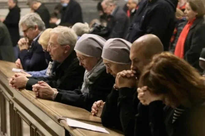 “Confianza en la Providencia”: Fieles rezan por Benedicto XVI en Misa especial en Roma