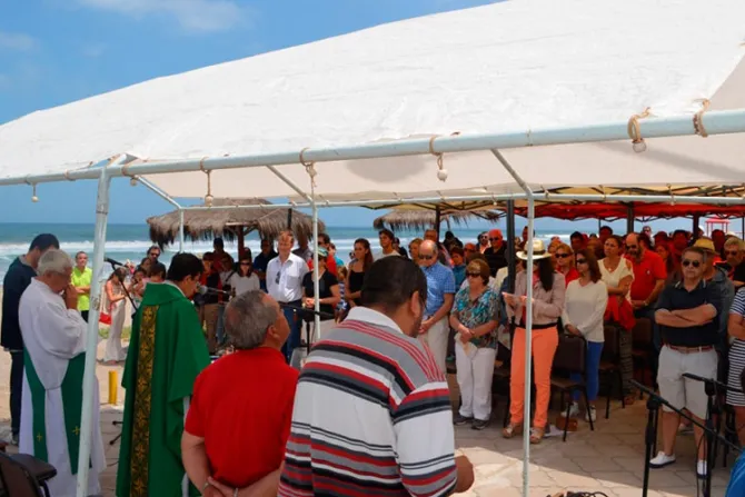 Vacaciones con Dios: Improvisan capillas a orillas del mar para que nadie falte a Misa