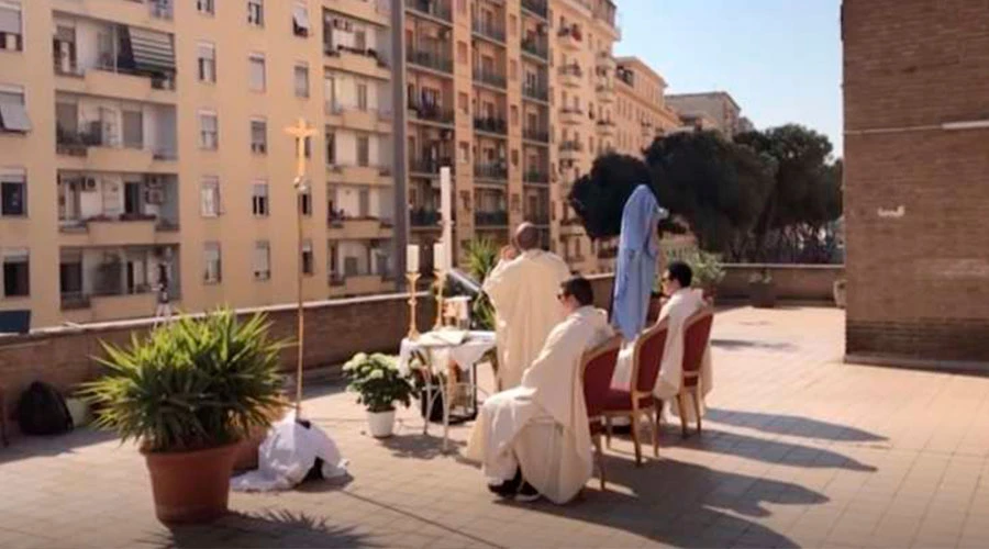 Celebran Misa de Pascua desde la azotea de una iglesia en Roma