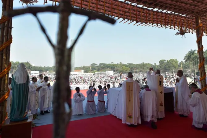 El Papa ordena 16 sacerdotes en Bangladesh y los alienta a ser coherentes con el Evangelio