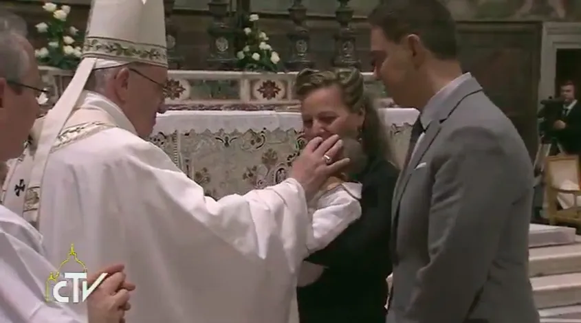 El Papa bautiza 26 niños y pide a los padres: Hagan lo posible para que no pierdan la fe