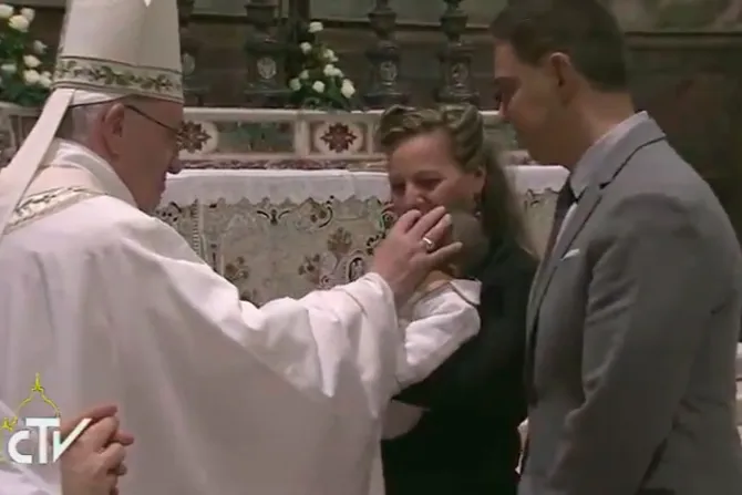 El Papa bautiza 26 niños y pide a los padres: Hagan lo posible para que no pierdan la fe 