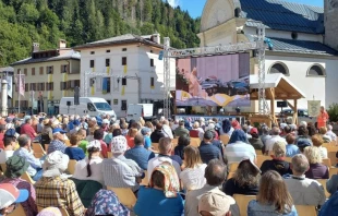 Fieles en la plaza de Juan Pablo I de Canale d'Agordo. Cru00e9dito: Fundaciu00f3n Papa Luciani 