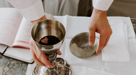 Arquidiu00f3cesis restablece celebraciones Eucaru00edsticas y suspende Misas en lu00ednea