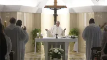 El Papa Francisco celebra la Misa en Santa Marta. Foto: L'Osservatore Romano