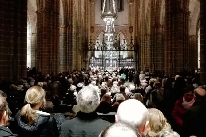 Miles colman Catedral de Pamplona en Misa de desagravio por profanación eucarística