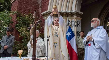 Obispo realiza en Chile Misa de desagravio en iglesia quemada [VIDEO]