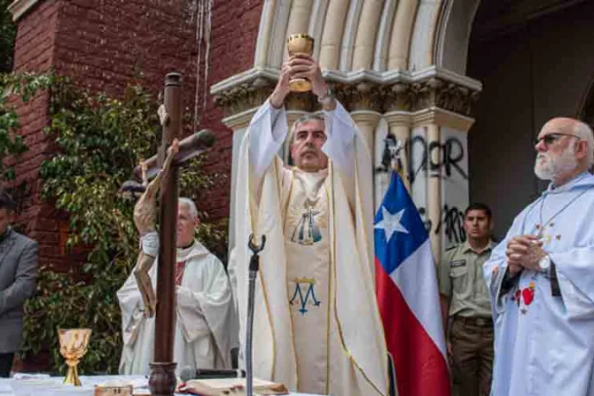 Obispo realiza en Chile Misa de desagravio en iglesia quemada [VIDEO]