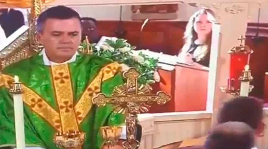 Hombre irrumpe en Misa en vivo de EWTN y grita blasfemias ante el altar [VIDEO] 