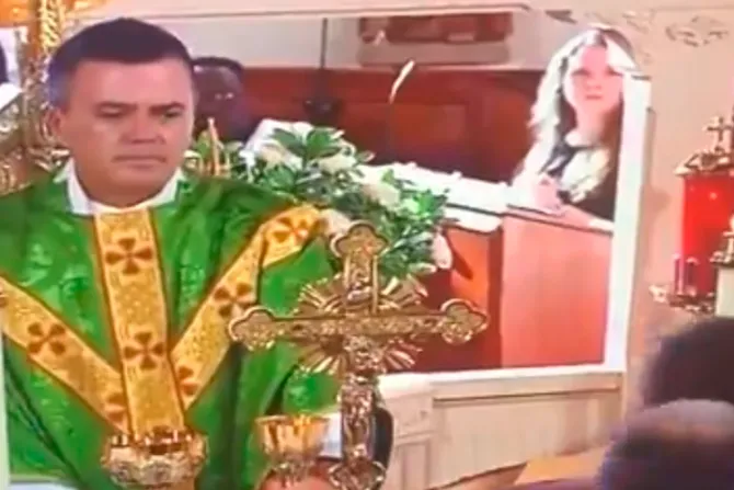 Hombre irrumpe en Misa en vivo de EWTN y grita blasfemias ante el altar [VIDEO] 