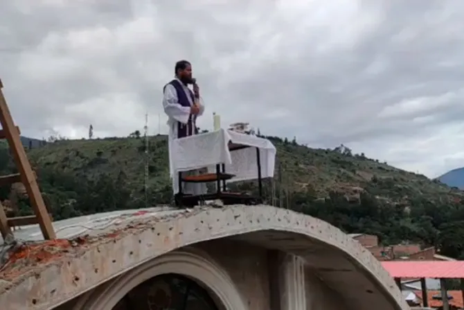 Sacerdote celebra Misa desde el techo de iglesia en construcción