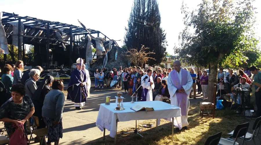 Misa tras incendio de la parroquia Ercilla / Foto: Marcela Urrutia (Comunicaciones Obispado Temuco)?w=200&h=150